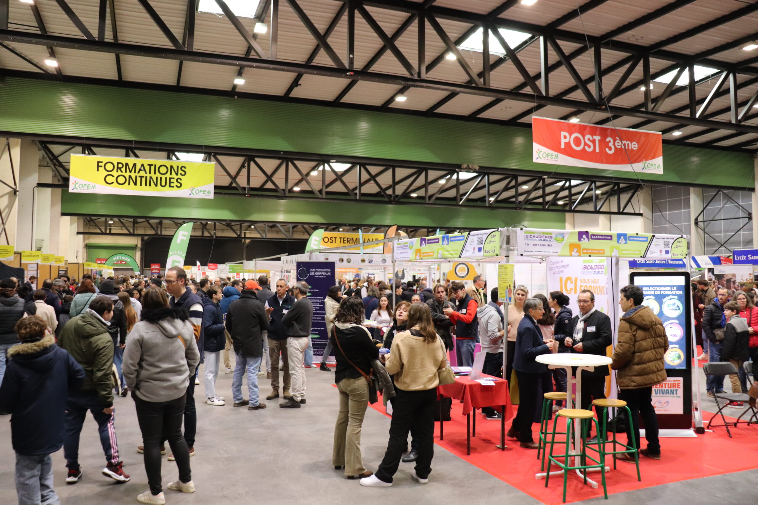 photo d'une foule devant plusieurs stands de formation