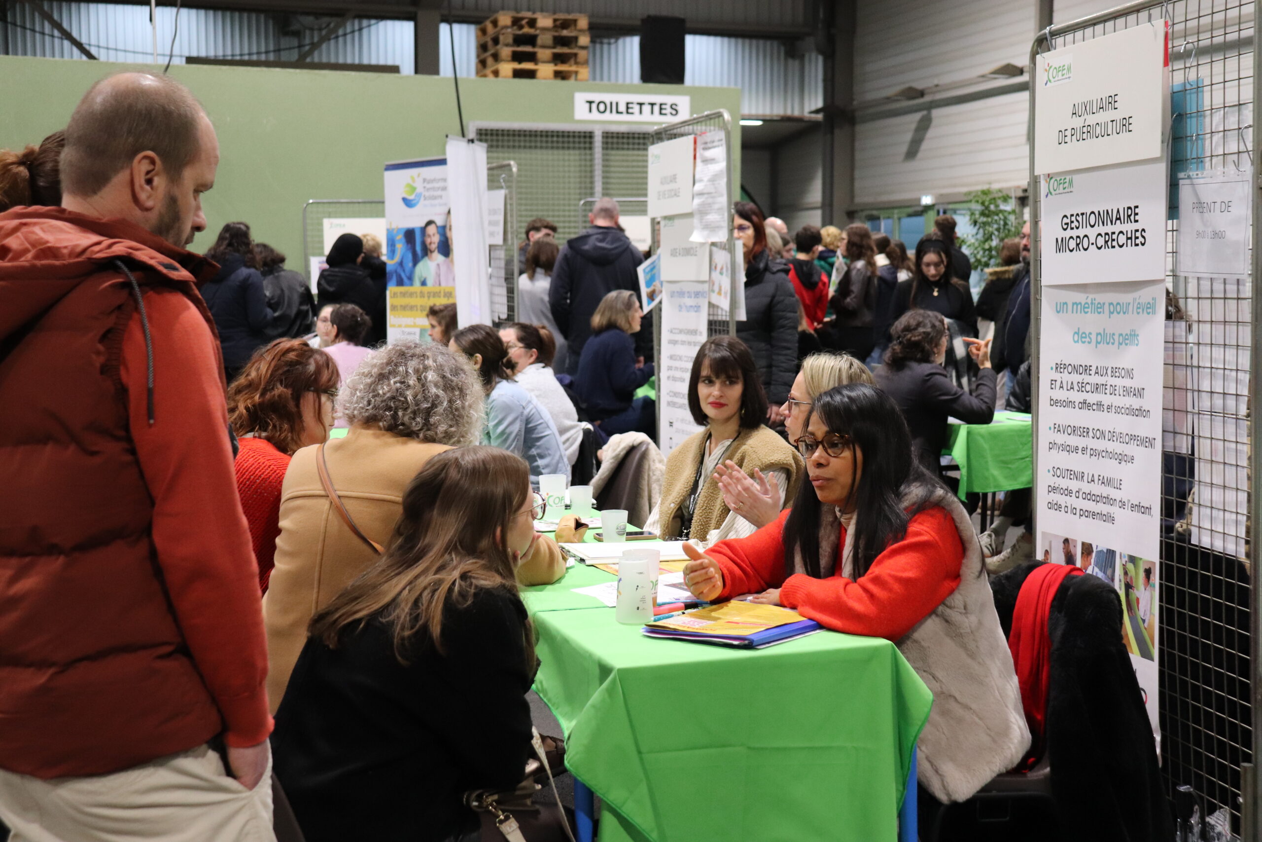 une jeune fille écoute une professionnelle sur le metier d'assistante maternnelle