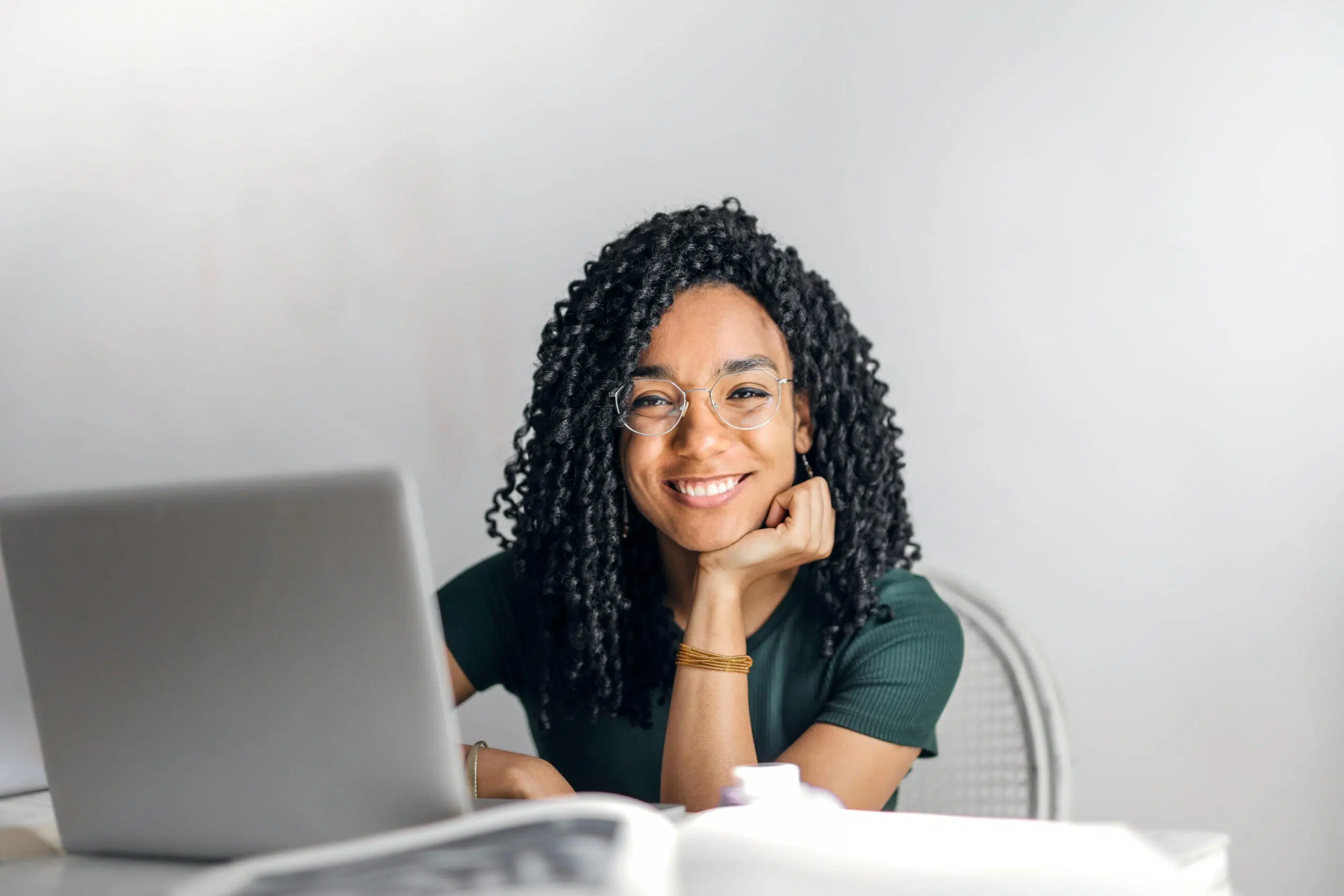 jeune femme souriante devant un ordinateur