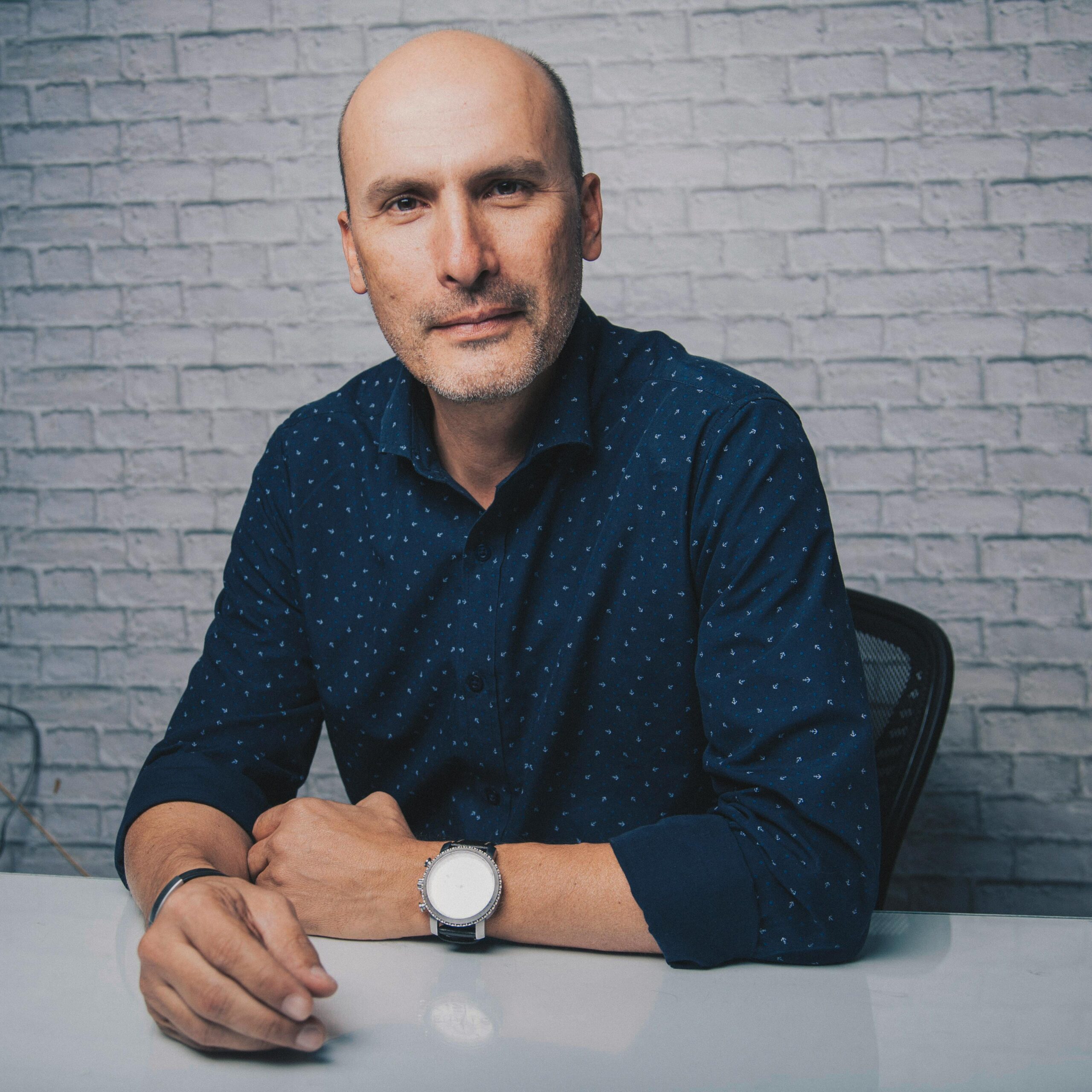 un homme assis sur une chaise qui est prêt à parler