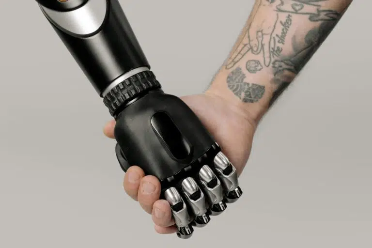 un homme donne la main à un robot